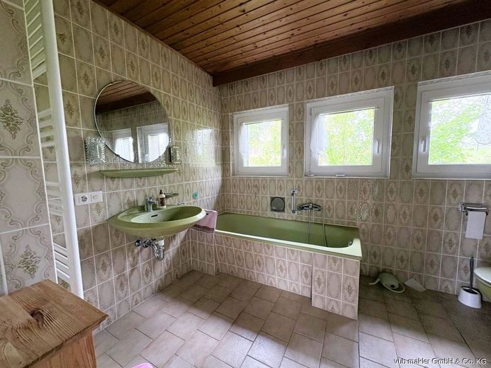 Familienfreundliches Zuhause mit Balkon, Terrasse und vier Garagen in Neuenreuth – VUB0002459-12