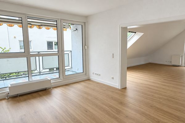Renovated top-floor apartment, 3 rooms, kitchen, bathroom, with balcony