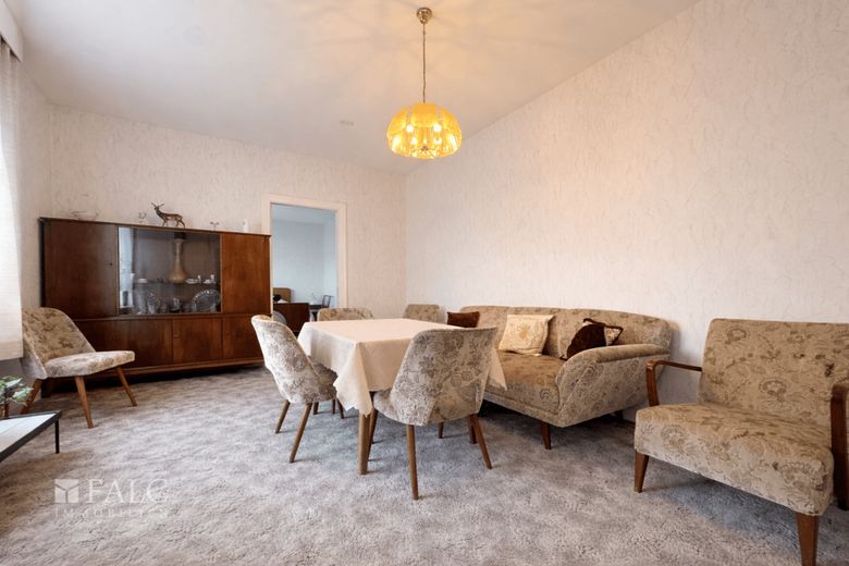 Dassow: Große Doppelhaushälfte mit Werkstatt, Scheune, 3 Garagen und 2.589 m² Grundstück – Wohnzimmer