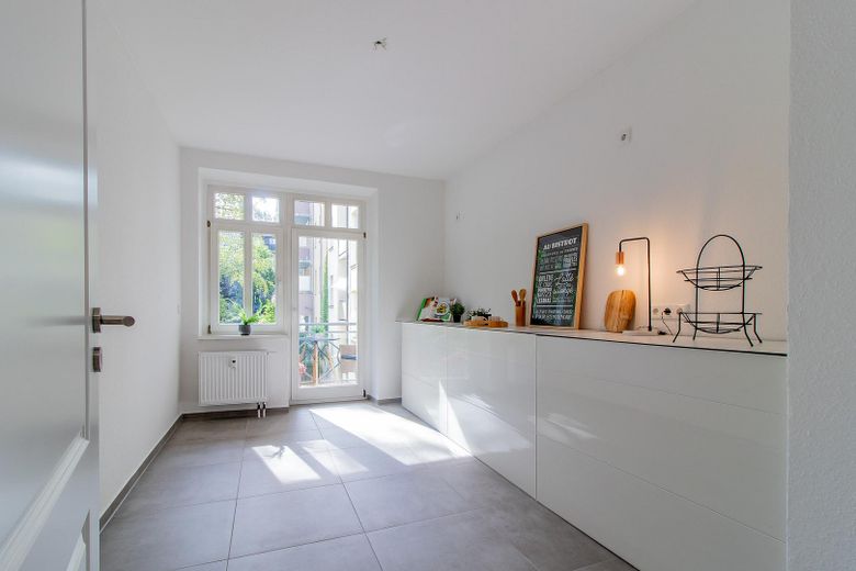 Frei & neu modernisiert - energieeffizienter Wohntraum mit Wellness-Bad & Balkon in Top-Lage – Küche