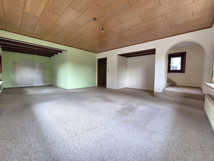 Affascinante casa unifamiliare con grande potenziale in buona posizione – libera e senza provvigione – Wohnzimmer Bild 2