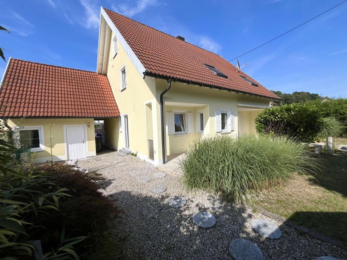 2 ZKB Gartenwohnung. Leben wie in einem Einfamilienhaus Garage Garten Keller alles neu! – Aussenansicht