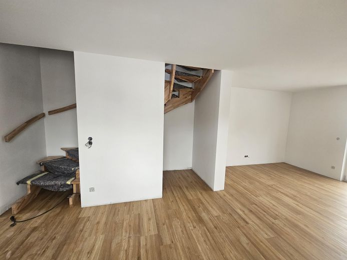 First occupancy townhouse in the new 8-family building according to KFW 40 standard – Treppe 