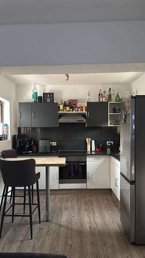Appartement de plain-pied de 2,5 pièces avec cuisine, salle de bains, terrasse et buanderie – Küche