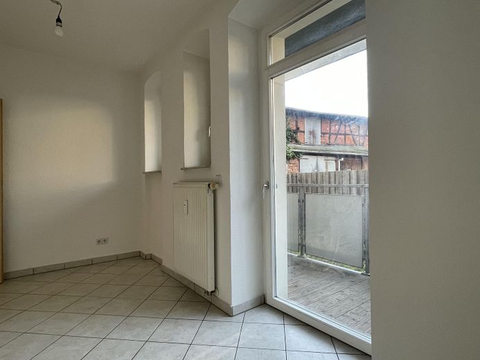 Provisionsfrei: 3-Zimmer-Balkonwohnung im Hochparterre eines kernsanierten 4-FH, Weimar Nordvorstadt – Direkt zum Outdoor-Esszimmer
