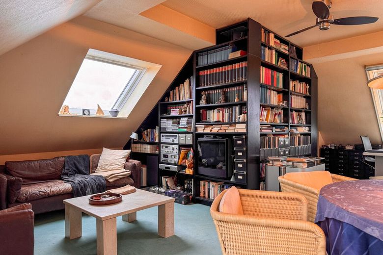 Kapitalanlage mit historischem Charme: 2 Zimmer Maisonett mit Tiefgarage und Balkon in Vegesack – Wohnzimmer