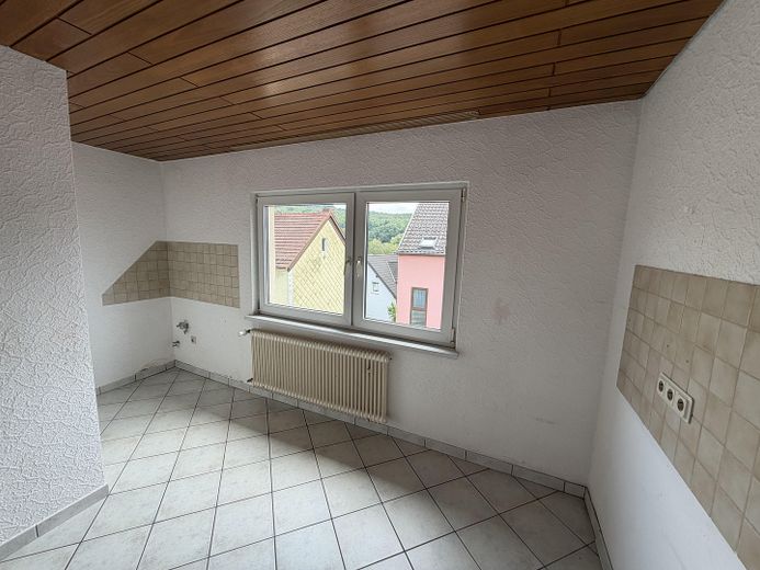 Per direct beschikbaar: ca. 184 m² verdeeld over 3 verdiepingen – als eengezinswoning of 2 appartementen – Küche OG