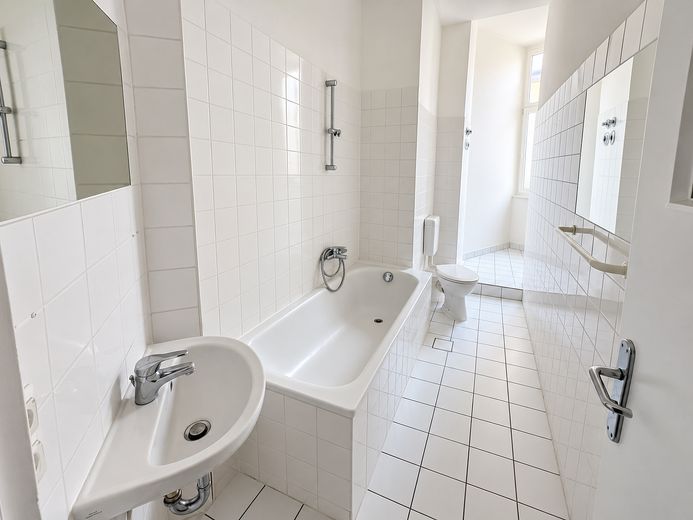 Altbaujuwel in Charlottenburg – 4 Zimmer, Balkon & Aufzug nahe Ku’damm – Badezimmer