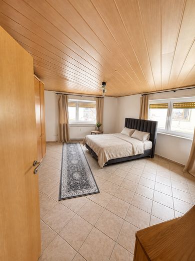 Große 4 Zimmer -Wohnung auf 2 Etagen mit 136 m² Wohnfläche, Balkon und Innenhof – großes Schlafzimmer 2
