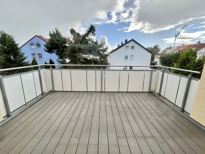 großer Balkon OG
