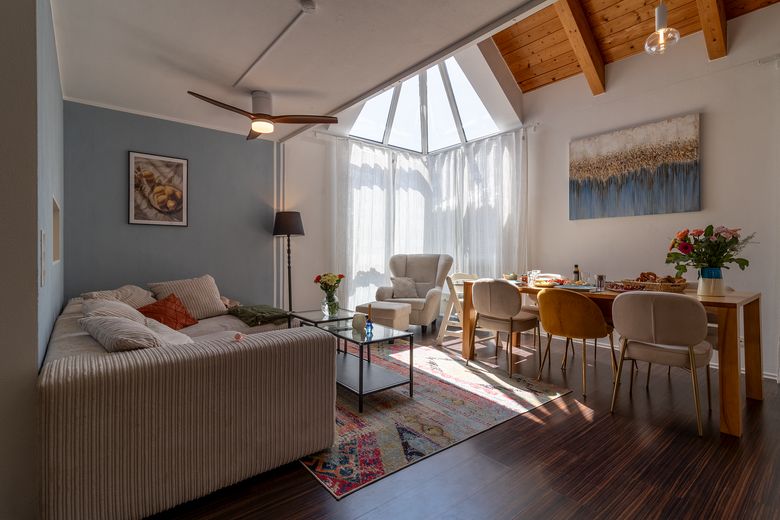 Provisievrij: 4-kam.-galerij-maisonnette, bovenste verdieping, balkon & ondergrondse garage-Geretsried-Stein – helles Wohnzimmer/Esszimmer 