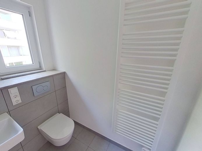 Balkonlu ve Volksgarten’a doğrudan manzaralı modern 2 odalı yeni yapı dairesi – Ansicht II: Badezimmer