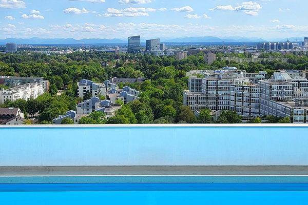 Bogenhausen 15. Stock 3-Zimmer-Wohnung mit Alpenblick & Rooftop-Pool – Privatverkauf!