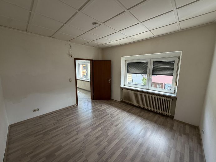 Per direct beschikbaar: ca. 184 m² verdeeld over 3 verdiepingen – als eengezinswoning of 2 appartementen – Schlafzimmer EG