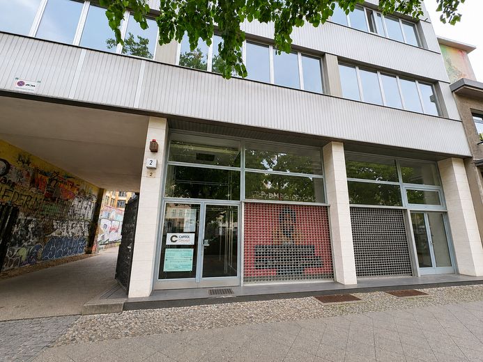مساحة تجارية مشرقة مع واجهة عرض كبيرة في كرويتسبرغ – Ansicht Straßenperspektive