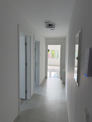 Moderno appartamento di nuova costruzione in posizione tranquilla e centrale a Berlino-Gropiusstadt! – Flur