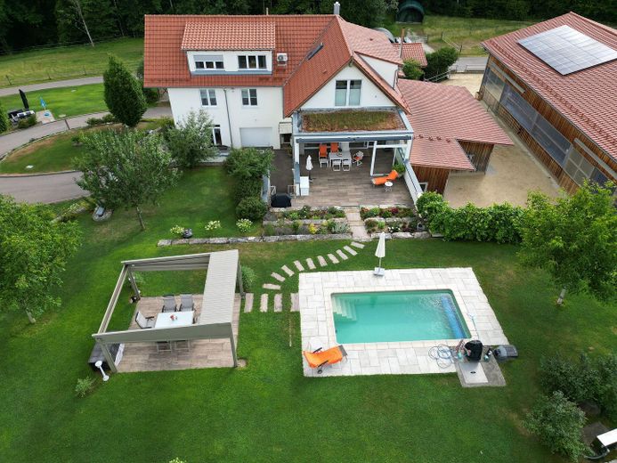 Pool mit eigener Terrasse