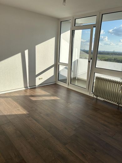 Provisionsfrei, modernisierte 2-Zimmer-Wohnung mit Skylineblick in Liederbach – Schlafzimmer