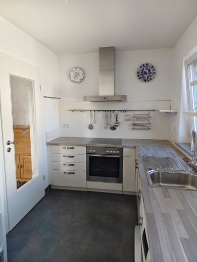 Zentral gelegene 80qm-Wohnung mit großem Sonnenbalkon – Abgetrennte Einbauküche