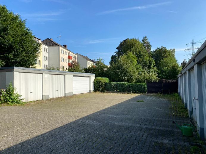 Modern renovated 3.5-room apartment with balcony, garage & fitted kitchen | Owner-occupiers or approx. 6% yield – Garagenhof