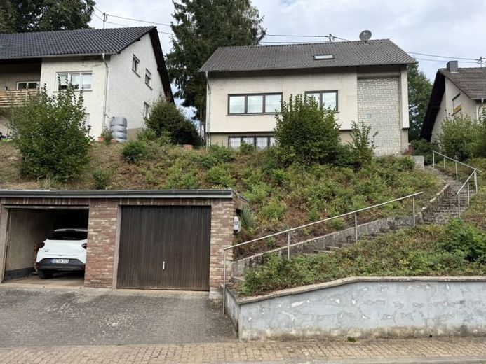 Großrosseln: Veelzijdige een- tot tweegeneratiewoning met 176 m², 2 garages, terras en tuin – Foto 1