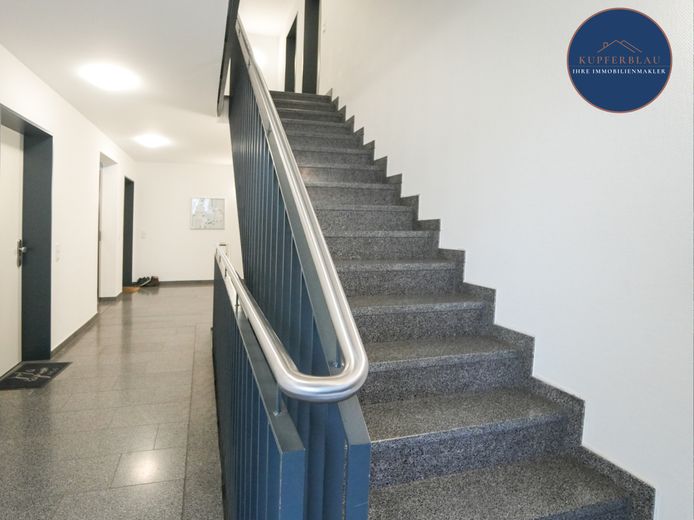 Moderne 2-Zimmer-EG-Eigentumswohnung mit Terrasse und Stellplatz in Bonn-Hochkreuz – Treppenhaus