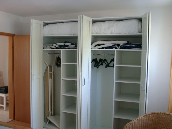 Ferienwohnung Prerow/Darß, 60m², 3 Zimmer, parterre, Südterrasse, PKW-Stellplatz – Schränke im Schlafzimmer
