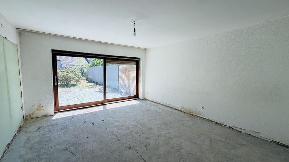 Rohdiamant in Top-Lage: Ebenerdiger Bungalow mit großem Garten – viel Platz für Familien – Wohnzimmer