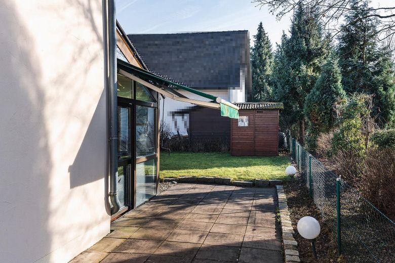 Gartenansicht mit Gartenhaus