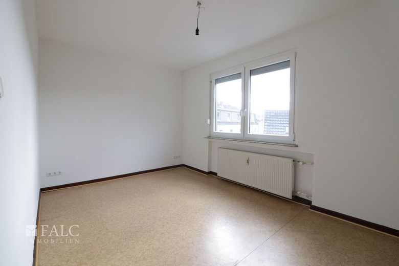 Charmante 3-Zimmer-Wohnung mit einzigartigem Fensterband – Schlafzimmer