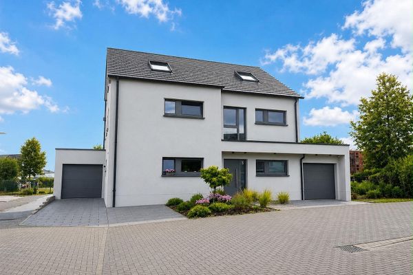 Moderna porzione di bifamiliare di alta qualità con giardino a Sinzig-Franken