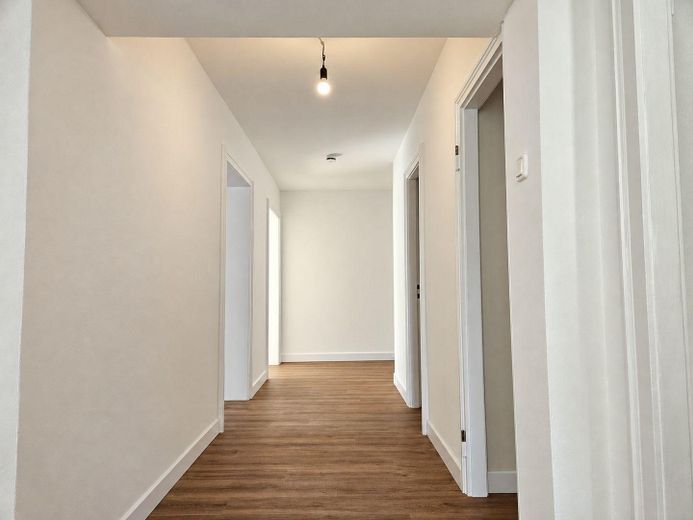 Appartamento con 3,5 locali, completamente ristrutturato, con balconi a Laim – Flur