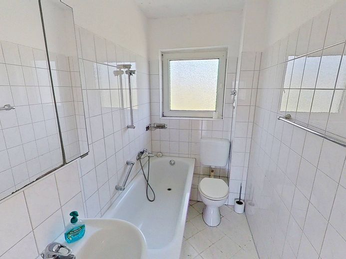 Світла 3-кімнатна квартира з БАЛКОНОМ і ВАННОЮ в Меттманні – Ansicht I: Badezimmer mit Bad…