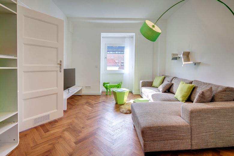 Wunderschöner 4-Zi-Altbau beim Gasteig, Lift, Balkon, TG mietbar, bezugsfrei – Wohnzimmer
