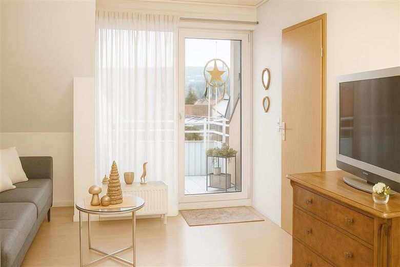 Wohnzimmer mit Balkon