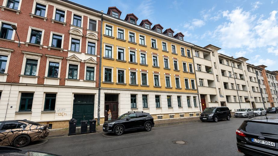 *Recently modernized: 2-room period apartment in Leipzig Stötteritz | Commission-free | 4% yield + 4.25% depreciation allowance* – Außenansicht