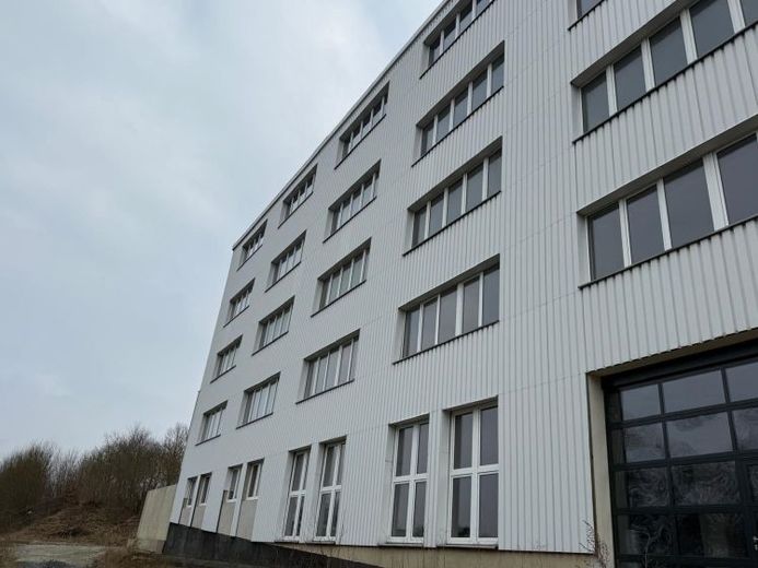 Großzügige Lagerfläche mit Lastenaufzug im 1. OG (ca. 1.284 m²) in verkehrsgünstiger Lage - LKW-Zufahrt auf dem Areal – Foto 1