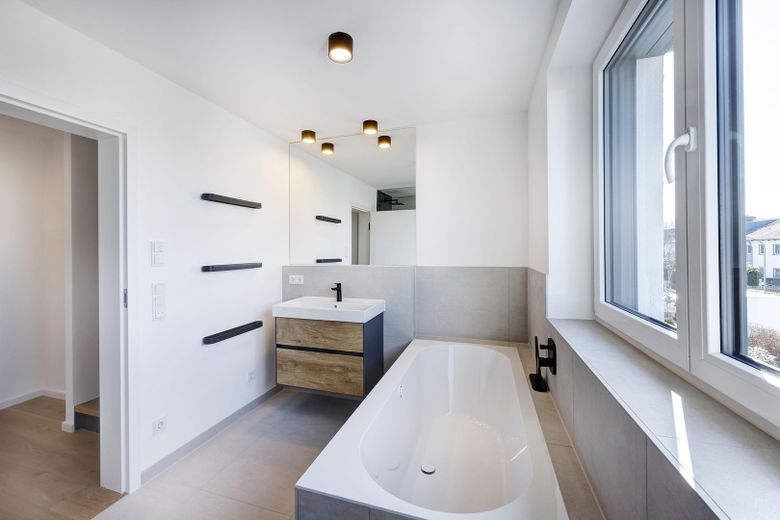 1. Bad mit Dusche & Badewanne