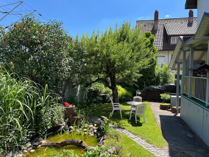 Freistehendes Zweifamilienhaus mit Garage und Gartenidylle – Teich & Gartenbereich