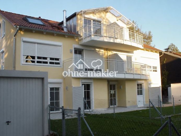 Moderne 3-Zimmer Wohnung mit Balkon, EBK und Garage – Photo 1