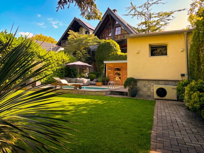 Architektur trifft Privatsphäre – besonderes Einfamilienhaus mit Pool, Sauna und Garten im Grünen – Garten mit Anbau