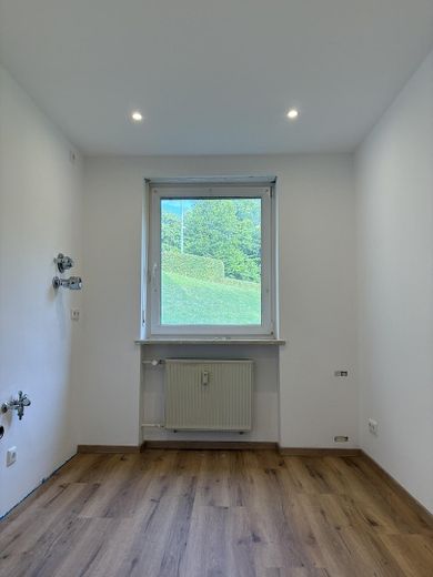 Frisch modernisierte 3-Zimmer-Wohnung mit Loggia – sofort bezugsfrei und Provisionsfrei – Küche mit Tageslichtfenster