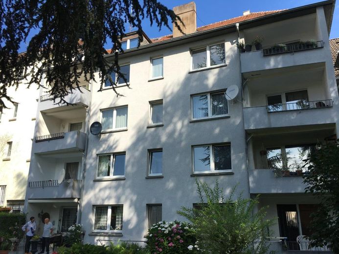 Sanierte 3,5 Zimmer-KDB Wohnung (ca. 70 qm) mit Einbauküche und Balkon / Holsterhausen – Haus Rückseite