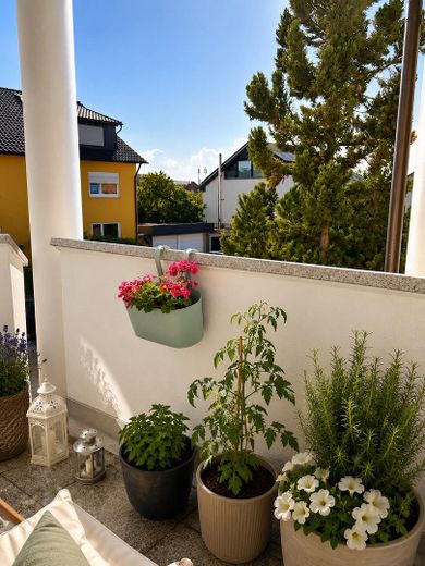 Attraktive 2-Zimmer-Wohnung in gepflegtem mediterranen 6-Familien-Haus – Balkon Teilansicht