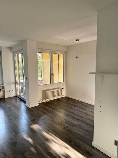 Provisionsfreie, modernisierte 3-Zimmer-Wohnung mit Wintergarten und Garagenbox, bezugsfrei – Zimmer