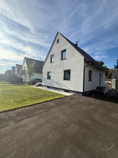 Charmantes, kernsaniertes Einfamilienhaus mit hochwertiger Ausstattung – Vorderer Gartenbereich