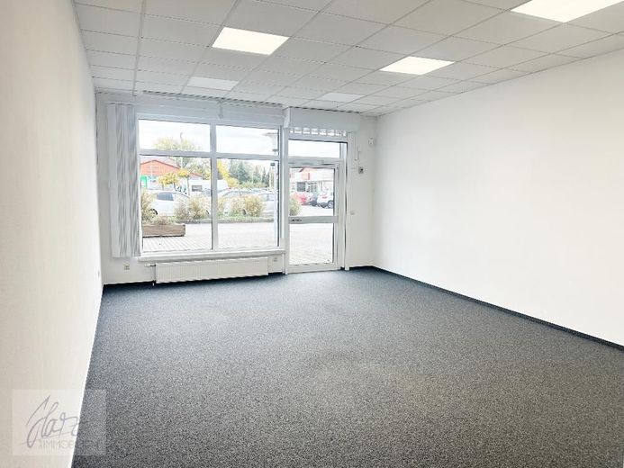 ***UNITÉ COMMERCIALE INONDÉE DE LUMIÈRE DANS LE PARC COMMERCIAL À NÜNCHRITZ*** - emplacement parfait pour votre activité ! – Geschäftsfläche mit Blick Richtung Eingangsbereich