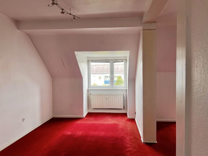 Provisionsfrei in Westend: Helle bezugsfreie 3-Zimmer Dachgeschosswohnung am Steubenplatz – Schlafzimmer 2