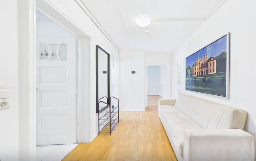 Fantástico apartamento de 3,5 habitaciones con balcón en Stuttgart-West, en una ubicación a media altura – Flur