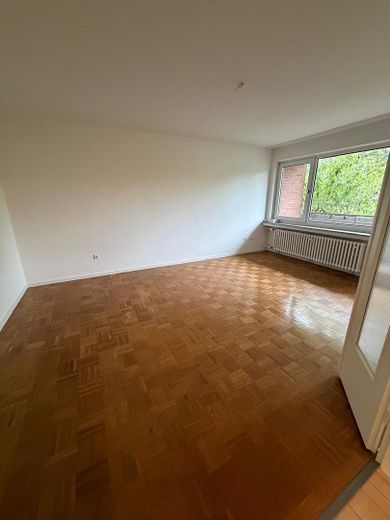 Sonnige Erdgeschosswohnung mit 2 Balkonen – Wohnzimmer